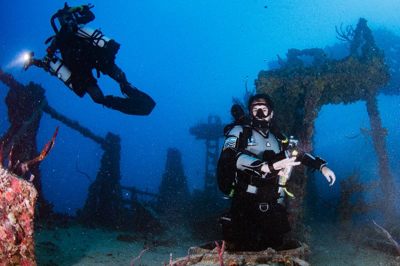 Spiegel Grove - Two divers finish their penetration