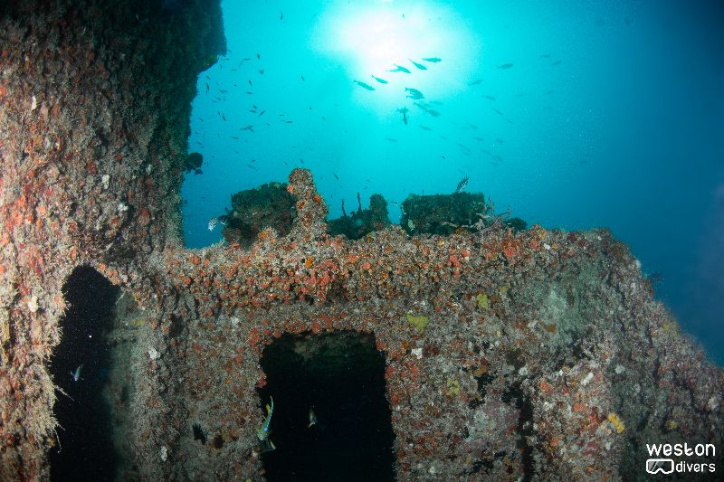 Paraiso III - The small superstructure offers penetration opportunities