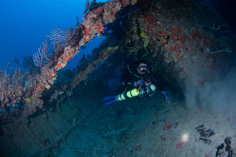 Almirante - A diver explores the semi collapsed structure
