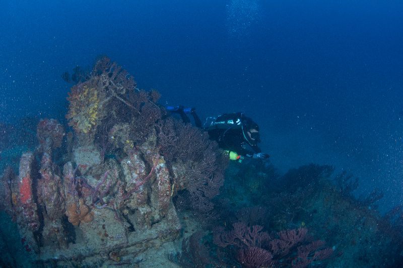 Almirante - A diver swim behind the bow winch