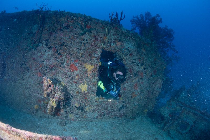Almirante - A diver comes out of an opening in the structure