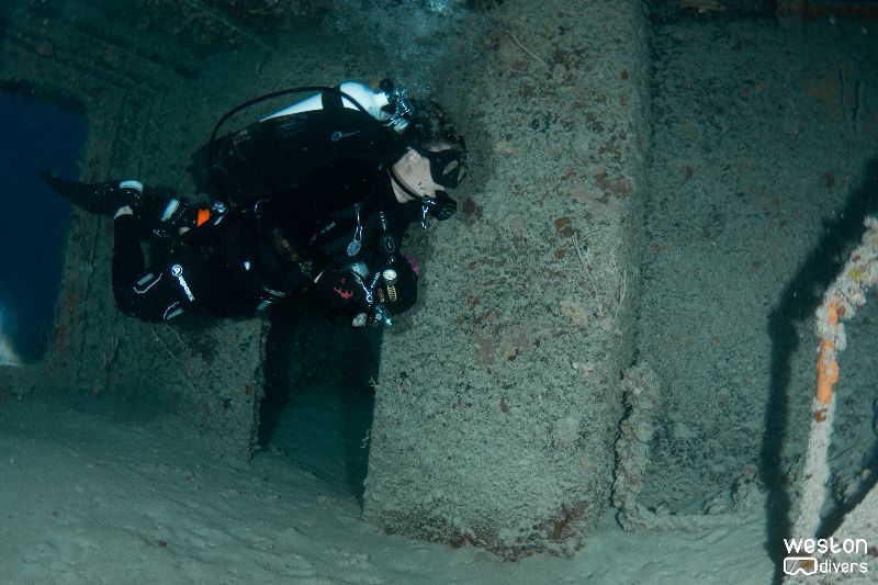 Tortuga - A diver explores the interiors