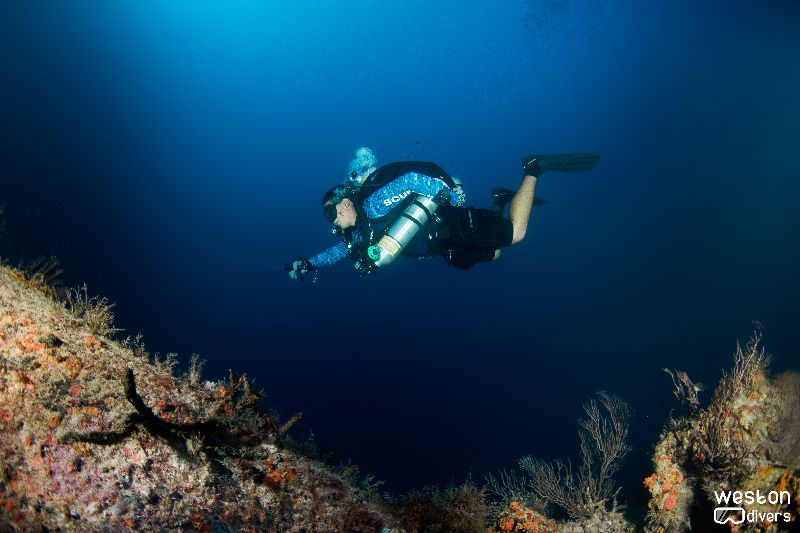 Lakeland - A tec diver explores the hull