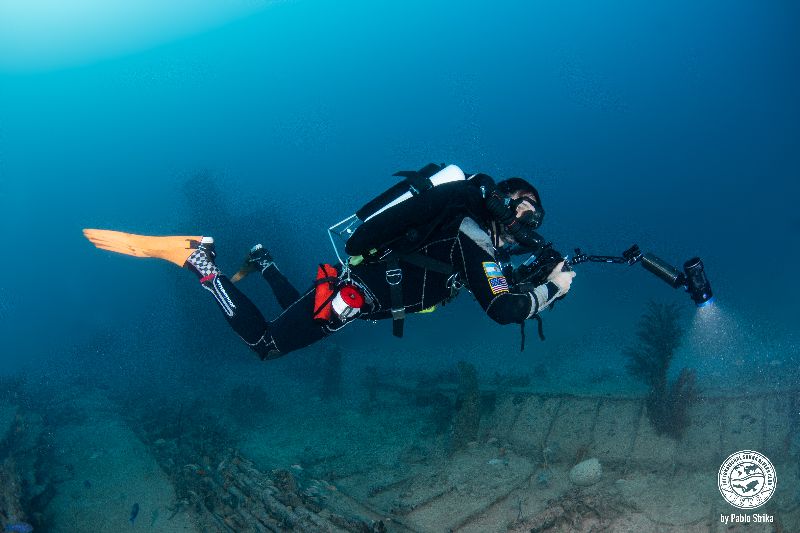 Narwal - A dive hovers over the mid section of the wreck