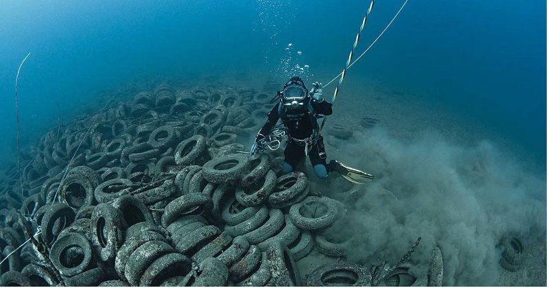 Osborne Tire Reef - A diver over the tire reef