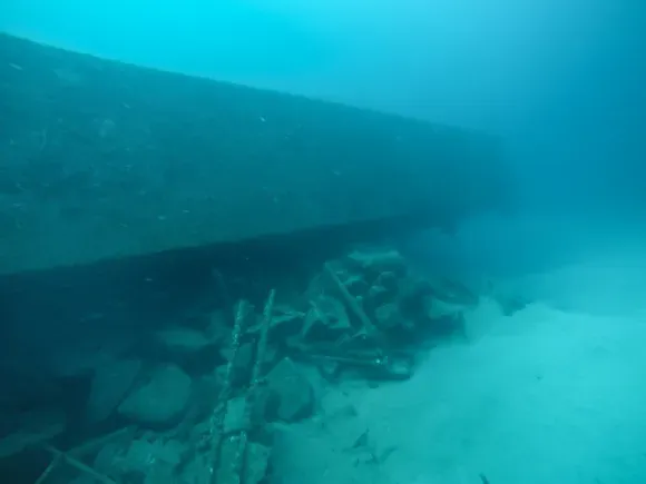 Rapa Nui - The barge flipped when it was sinking